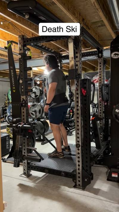 Did a watered down version of the @conjugate.tactical “Death Ski” workout, where you load up on a belt squat, typically with 100lbs and go for max distance on the SkiErg with the damper at 10 for a continuous 5 minutes.