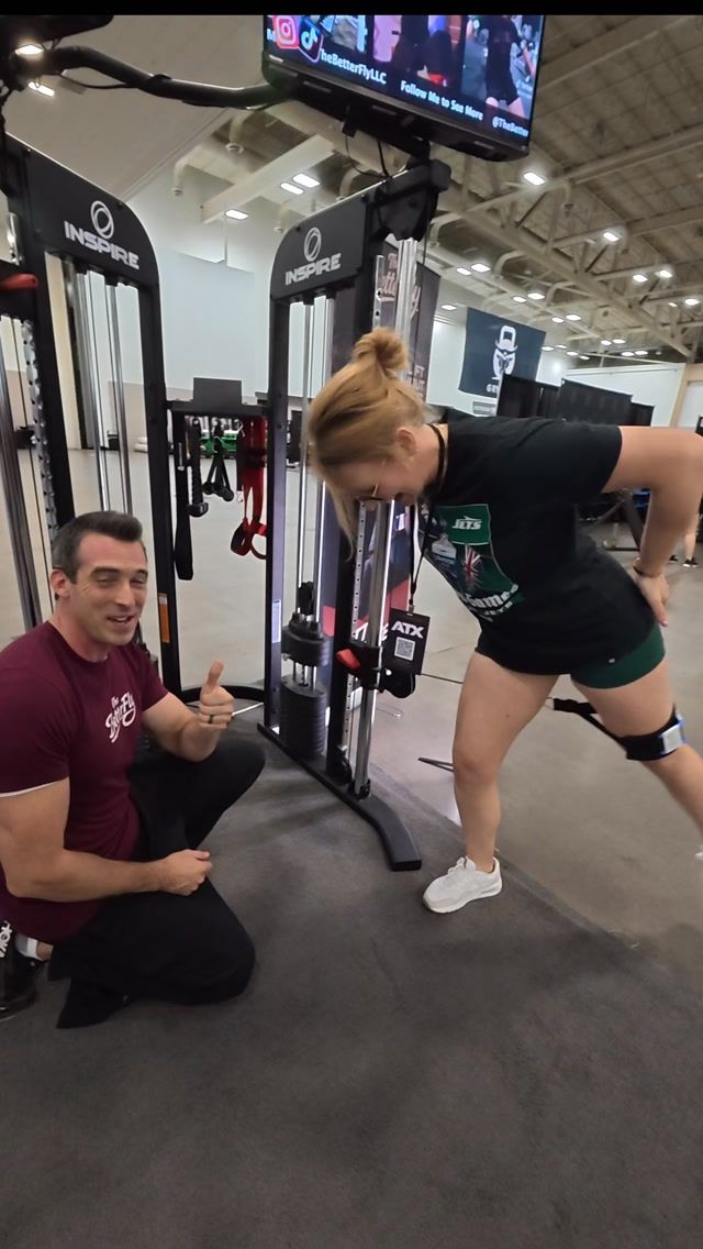 @vanessasaurus.flex trying out the @thebetterflyllc at @homegymcon